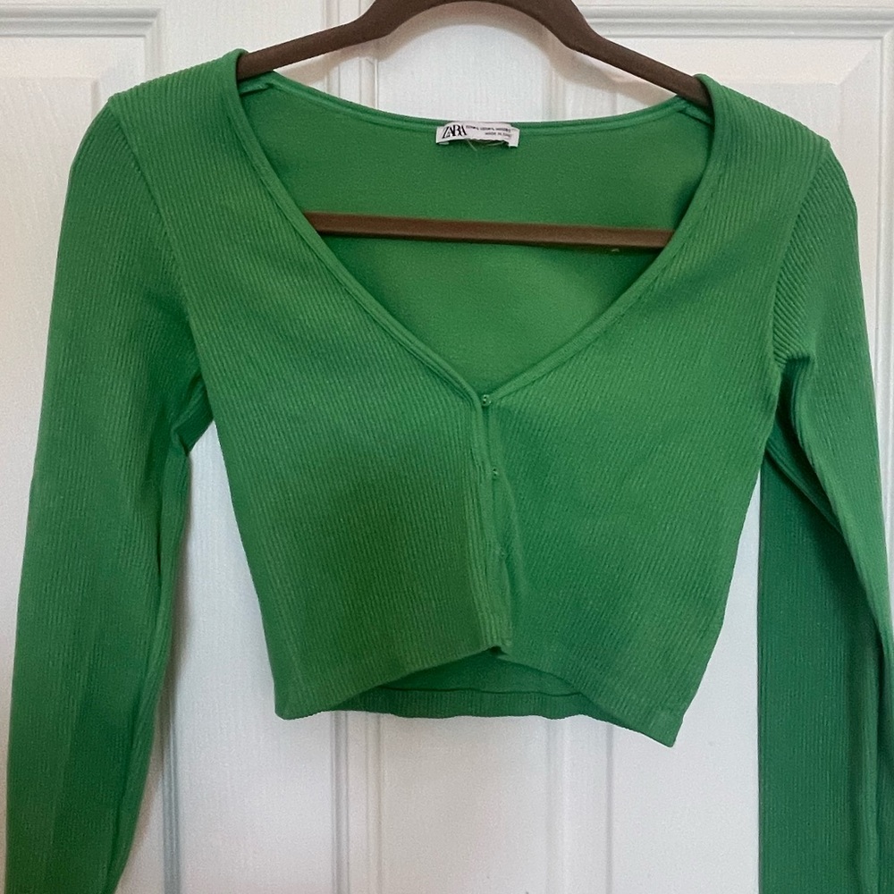Zara Medium v-neck long sleeve Size medium. Brand new never worn